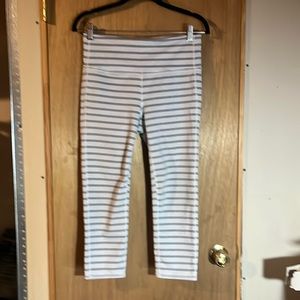 Athleta women’s gray striped capri leggings M preowned good condition